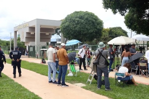 Bolsonaro retorna à custódia da PF após alta médica em Brasília