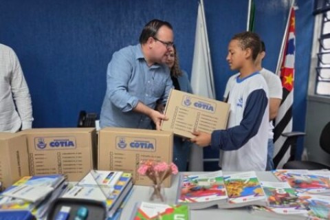 Cotia entrega 34 mil kits escolares para alunos da rede municipal