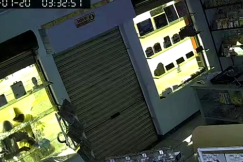 Dupla furta eletrônicos de loja Em segundos no interior de São Paulo