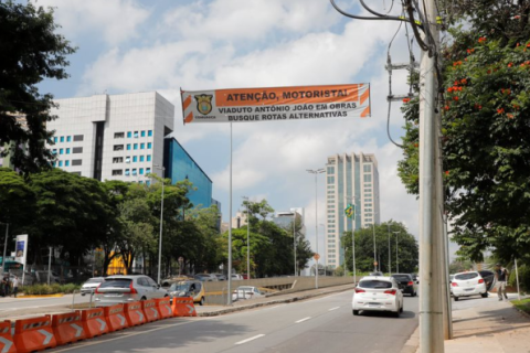 Semurb orienta sobre intervenção no viaduto da Aldeia para obra de segurança no trânsito em Barueri